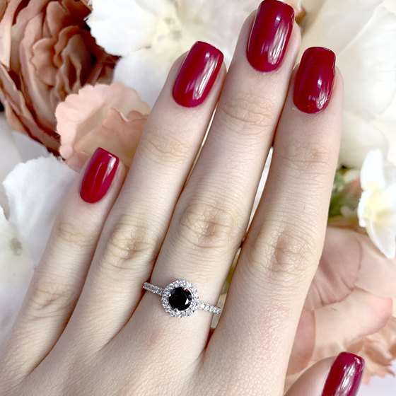 Silver ring with a 1.007-carat garnet