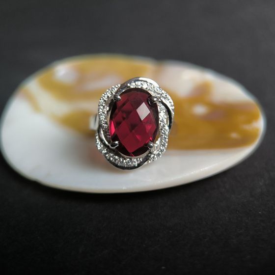 Серебряное кольцо с гранатом nano 4.925ct, фианитами