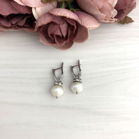 Silver earrings with pearls