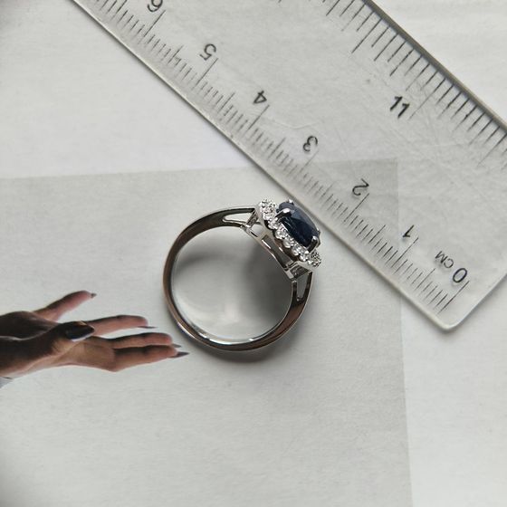 Серебряное кольцо с сапфиром 2.895ct, фианитами