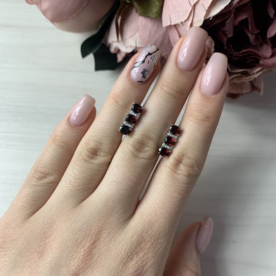 Серебряные серьги с гранатом