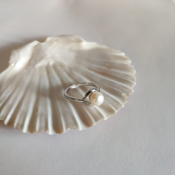 Silver ring with pearls, 2.375 ct