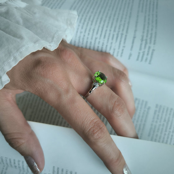 Срібне кільце з хризолітом 3,397 карата, фіанітами