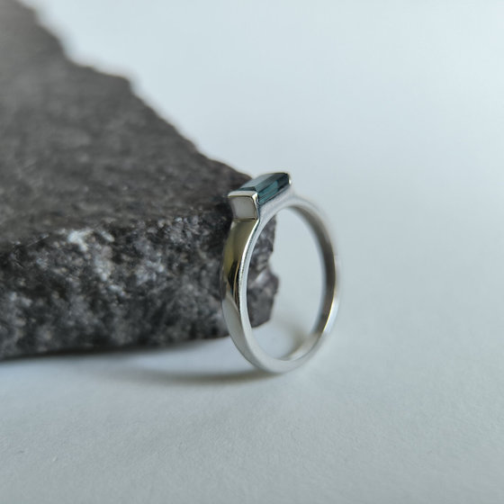 Серебряное кольцо с топазом Лондон Блю 0.54ct