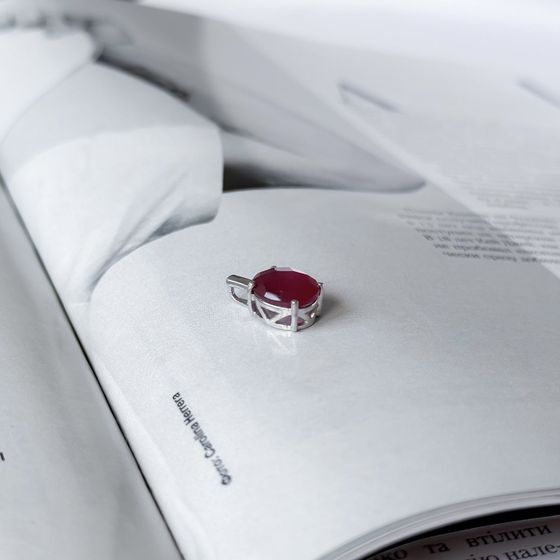 Silver pendant with a 3.233-carat ruby