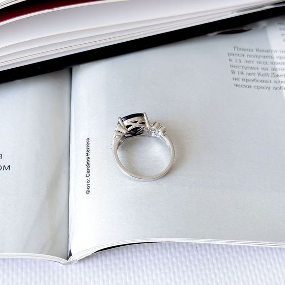 Sterling silver ring with 3.507ct sapphire, pave diamonds