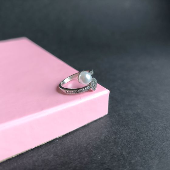 Silver ring with pearls and cubic zirconia