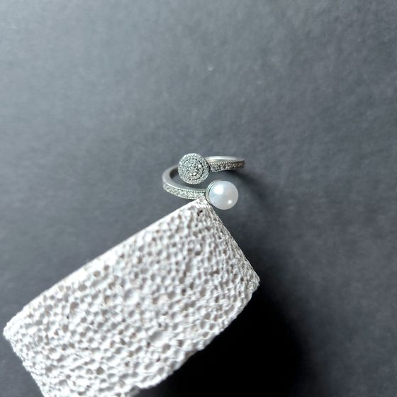 Silver ring with pearls and cubic zirconia