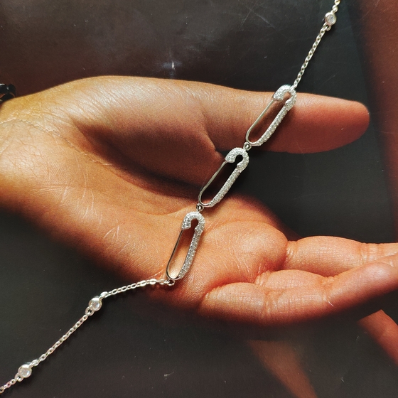 Silver necklace with phianites