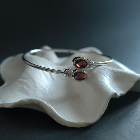 Срібний браслет з гранатом 2.862ct, фіанітами