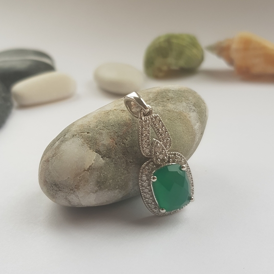 Silver pendant with agate