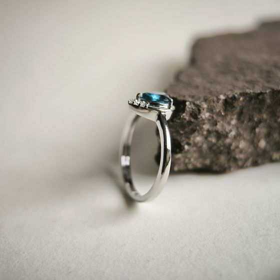 Серебряное кольцо с топазом Лондон Блю 0.555ct