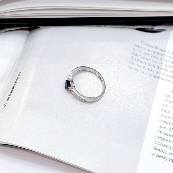 Silver ring with 0.892ct sapphire, fianites