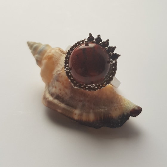 Серебряное кольцо с , топазом белым
