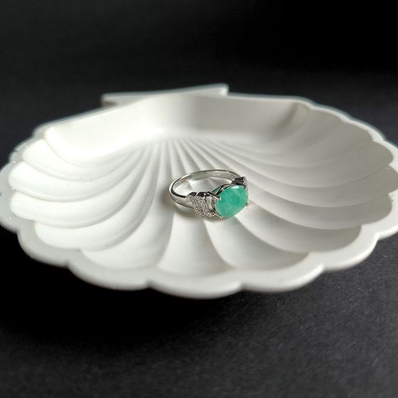 Sterling silver ring with 2.62ct emerald, phianites