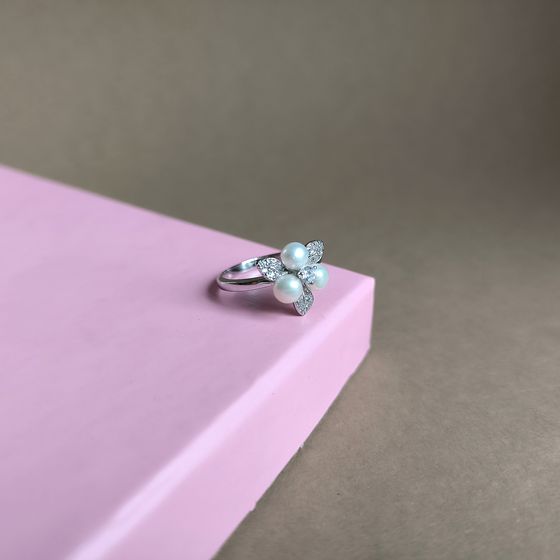 Silver ring with pearls and cubic zirconia