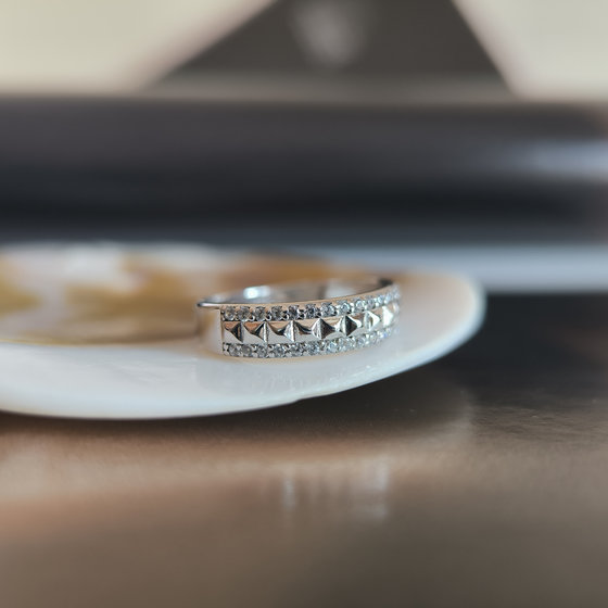 Серебряное кольцо с фианитами 0.3ct