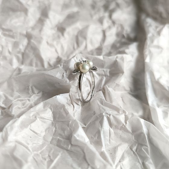 Silver ring with pearls and cubic zirconia