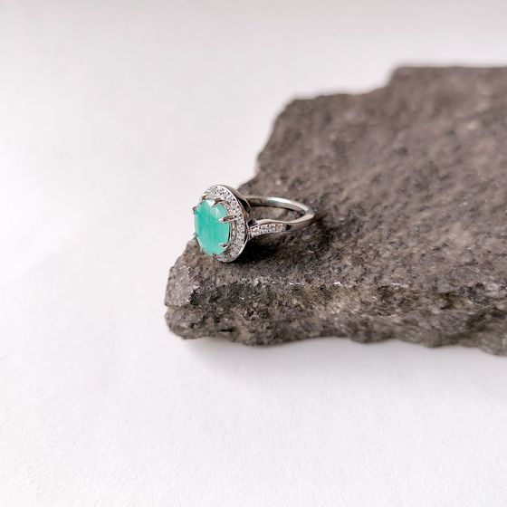 Sterling silver ring with emerald 3.14ct, phianites