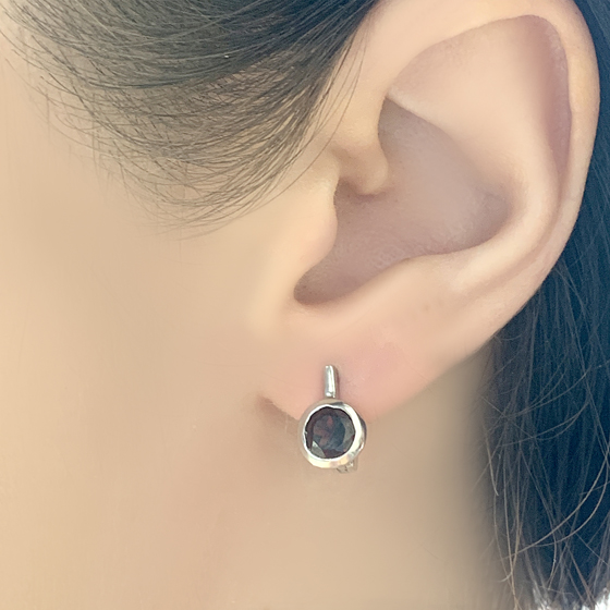 Silver earrings with garnet (1.974 carats)