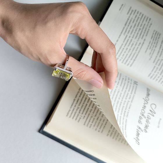 Sterling silver ring with 14.86ct green quartz, phianites