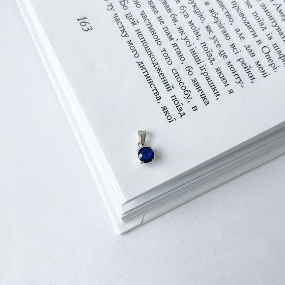 Silver pendant with a 0.655-carat sapphire