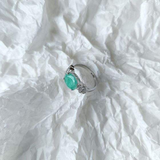 Sterling silver ring with 2.62ct emerald, phianites