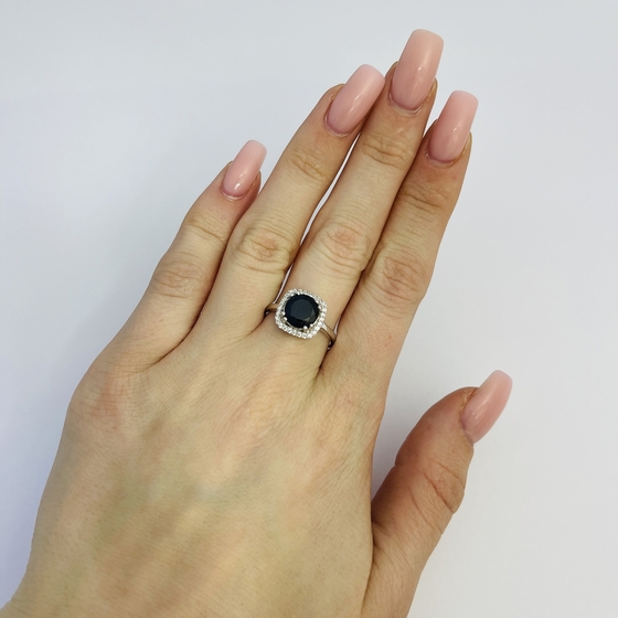 Серебряное кольцо с сапфиром 2.865ct, фианитами
