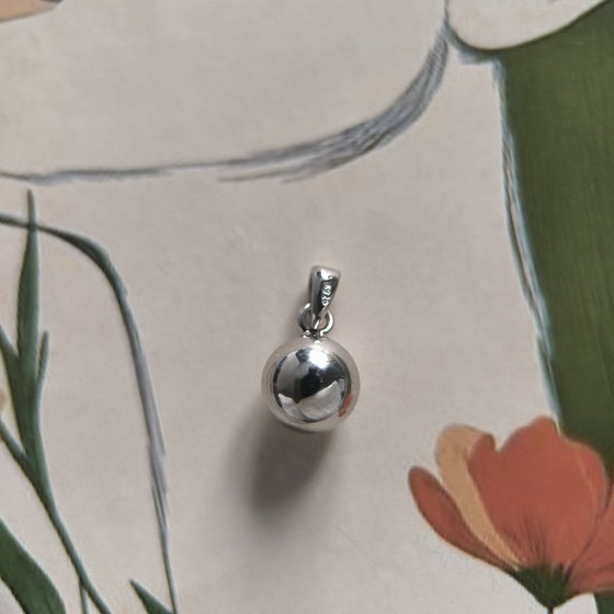 Silver pendant without stones