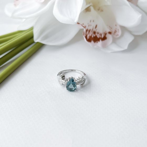 Sterling silver ring with topaz London Blue 1.938ct, with phianites