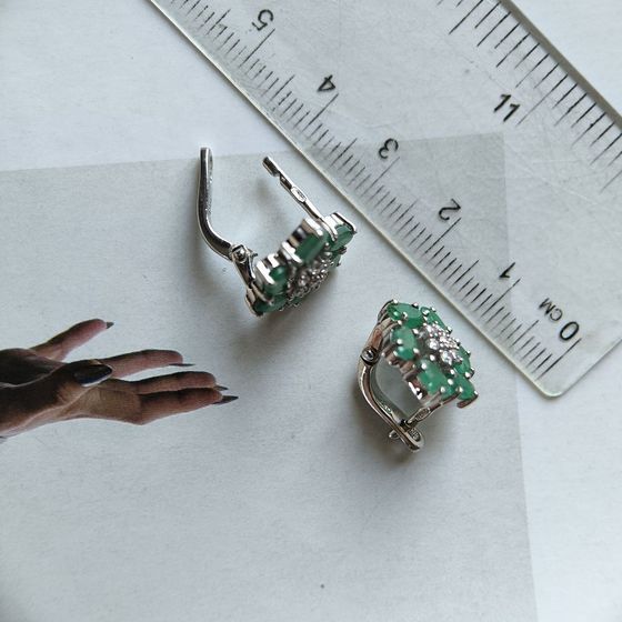 Серебряные серьги с изумрудом, фианитами