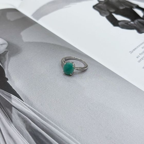Silver ring with a 2.483-carat emerald and cubic zirconia