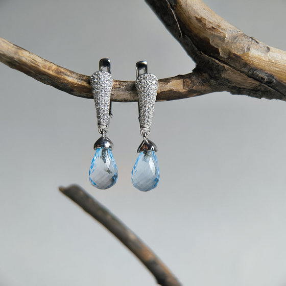 Silver earrings with a 9.483-carat topaz and cubic zirconia
