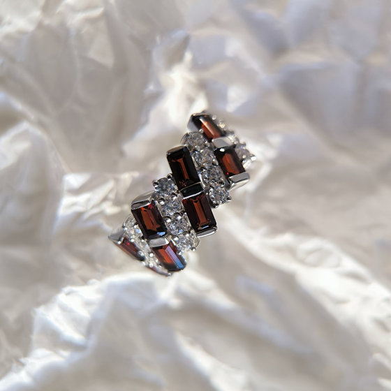 Серебряное кольцо с гранатом 5.692ct