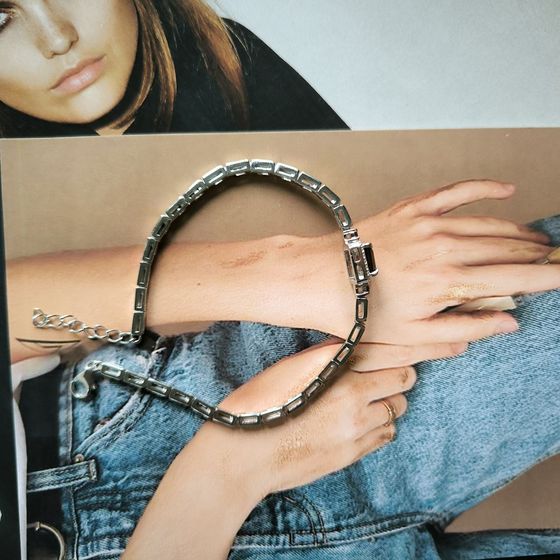 Silver bracelet with a 1.765-carat garnet