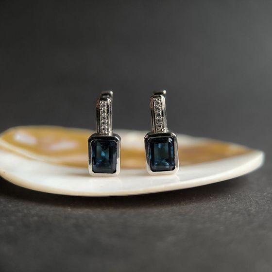 Серебряные серьги с сапфиром nano 1.943ct, фианитами