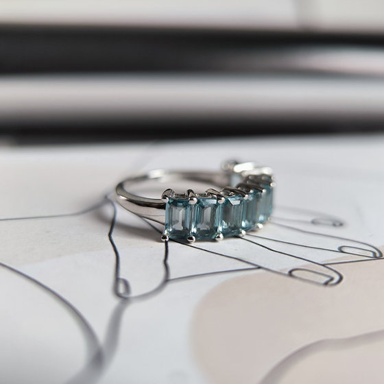 Серебряное кольцо с топазом Лондон Блю 2.525ct