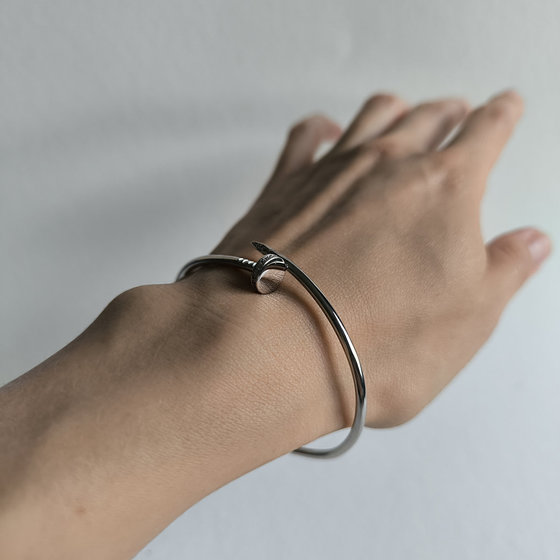 Silver bracelet with cubic zirconia