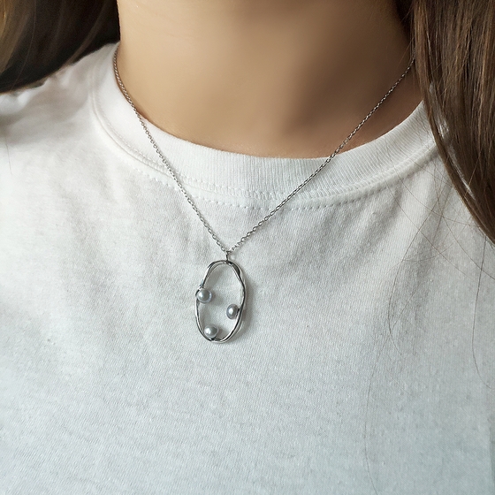 Silver necklace with pearls