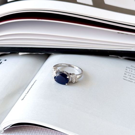 Sterling silver ring with 3.507ct sapphire, pave diamonds