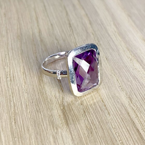 Silver ring with an 8.6-carat alexandrite