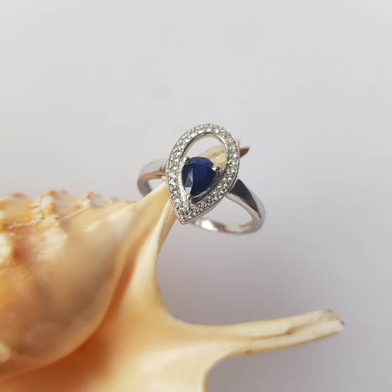 Серебряное кольцо с сапфиром, фианитами