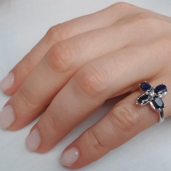 Серебряное кольцо с сапфиром, топазом белым