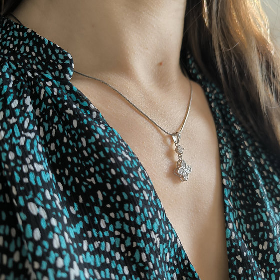 Silver pendant with cubic zirconia