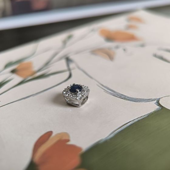 Silver pendant with 0.48ct sapphire and fianites