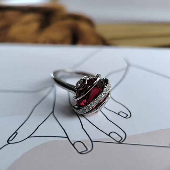 Серебряное кольцо с гранатом 4.055ct