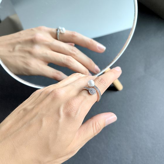 Silver ring with pearls and cubic zirconia