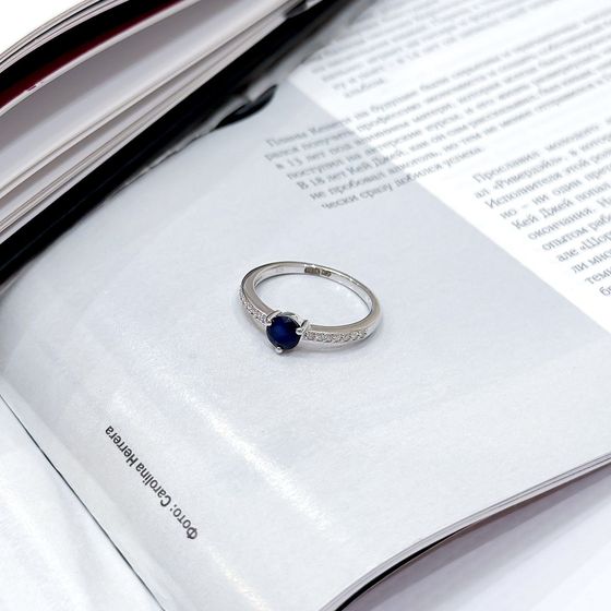 Silver ring with 0.892ct sapphire, fianites