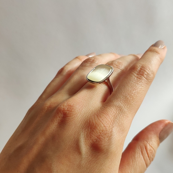 Silver cat's eye ring