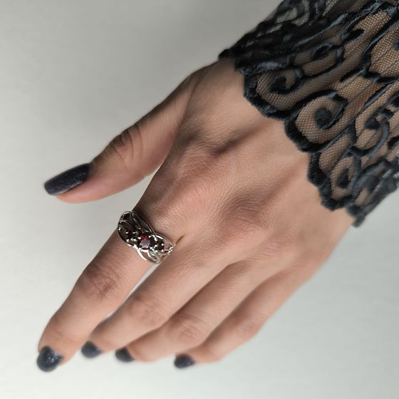 Срібна каблучка з гранатом 0.883ct